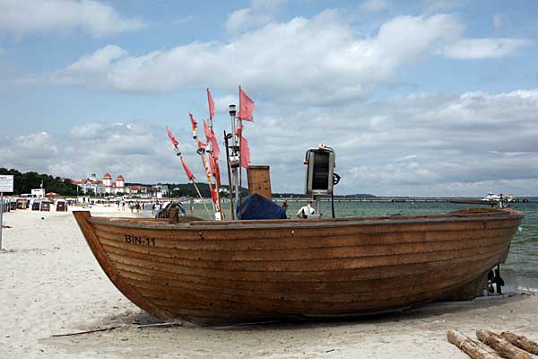 Binz - Fischerboot am Ostseestrand