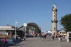 Warnemünde - Strandpromenade mit Teepott und Leuchtturm