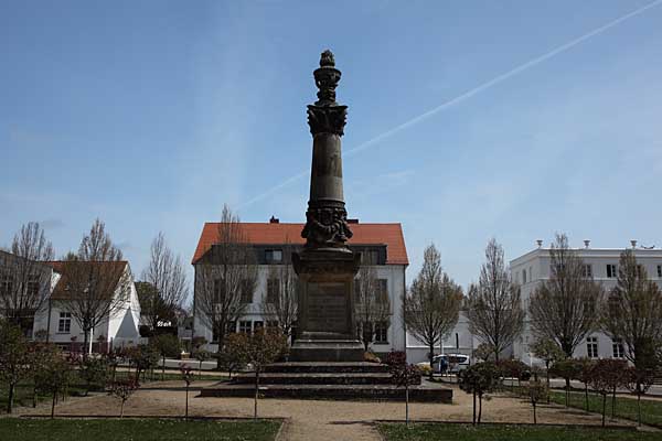 Putbus - Denkmal auf dem Marktplatz