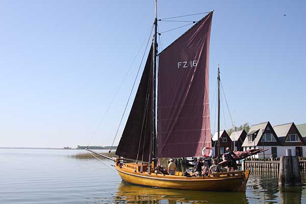 Zeesenboot am Bodden in Ahrenshoop