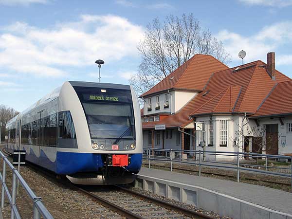 UBB-Triebwagen im Bahnhof Bansin