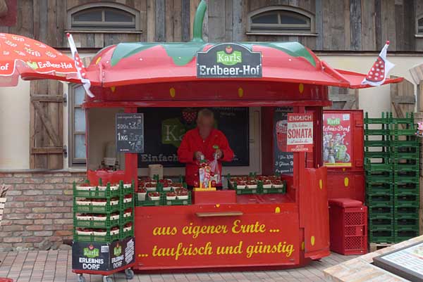 Typischer Verkaufsstand von Karls Erdbeerhof