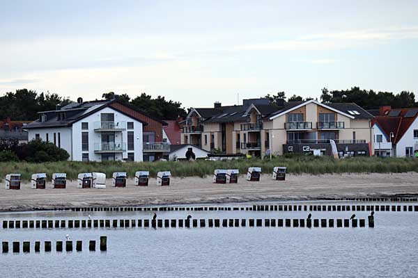 Feriendomizile direkt am Strand von Glowe