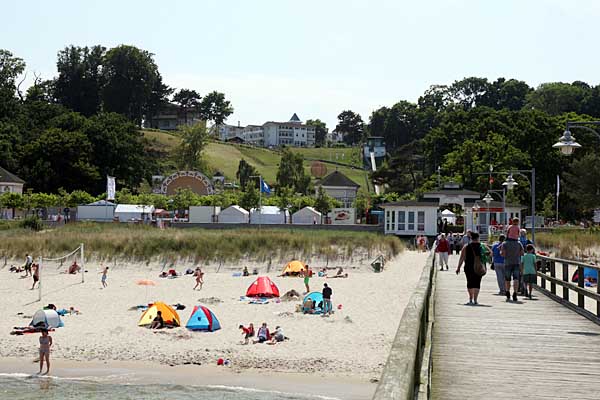 Seebrücke und Strand in Göhren