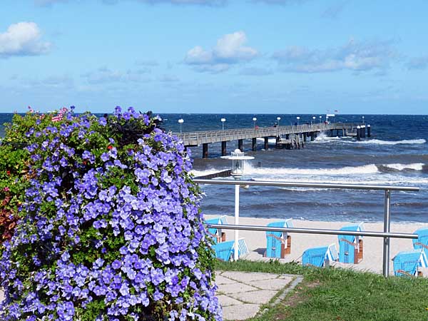 Kühlungsborn Ost - Seebrücke und Strand