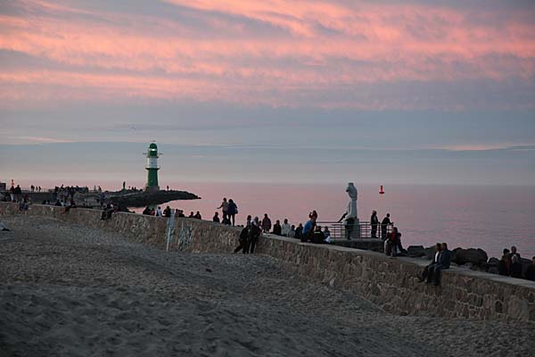 Abendstimmung an der Mole von Warnemünde