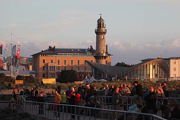 Hochbetrieb in der Abendsonne auf der Westmole