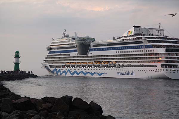 AIDAblu verlässt Warnemünde