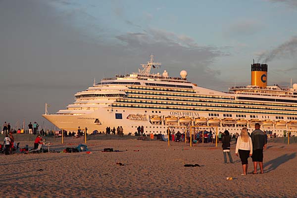 Schiffe gucken am Ostseestrand in Warnemünde - Costa Fortuna