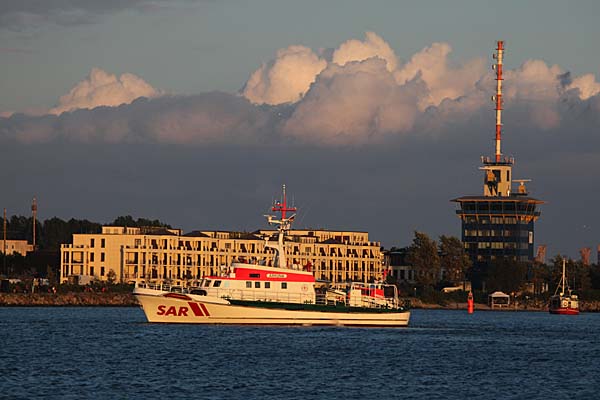 SAR Arkona vor der Kulisse von Hohe Düne