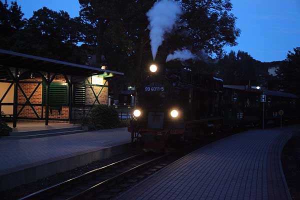99 4011 fährt am Abend in Sellin-Ost ein