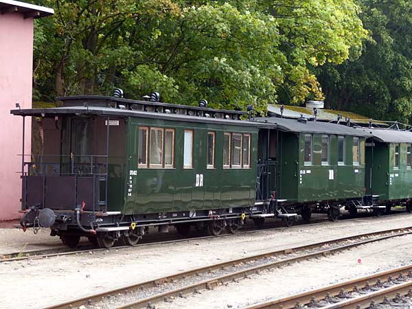 Historische Reisezugwagen der RüKB