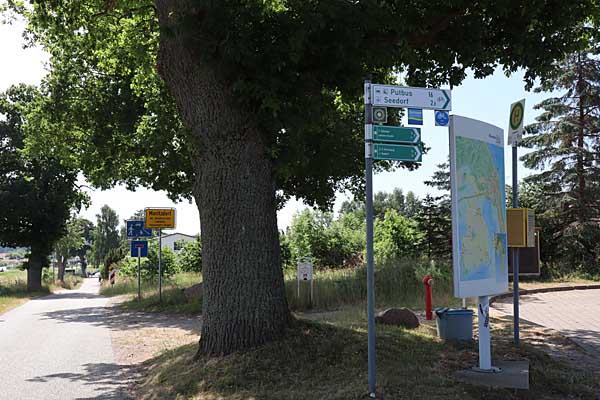 Wegweiser am Ortseingang Moritzdorf