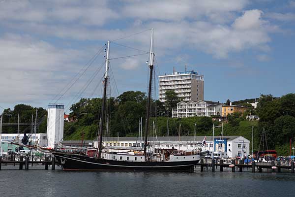 Historischer Segler vor der Kulisse von Sassnitz