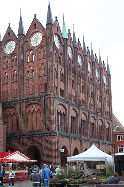 Stralsund - alter Markt mit Rathaus