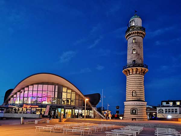Teepott und Leuchtturm Warnemünde