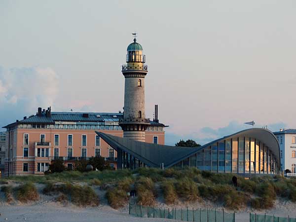 Teepott und Leuchtturm Warnemünde