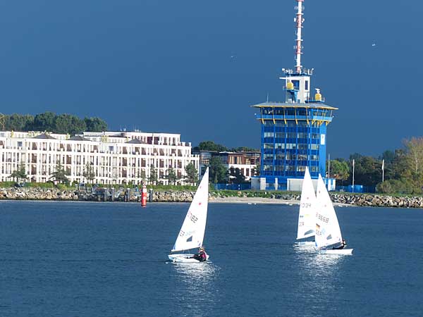 Segler im Seekanal Warnemünde