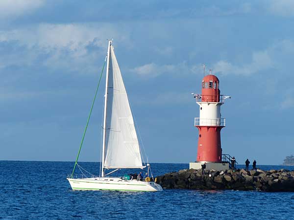 Segler am Leuchtturm Ostmole