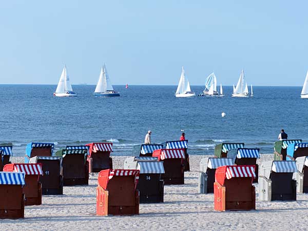 Strankörbe am Ostseestrand