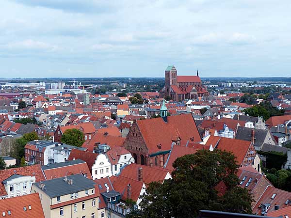 Blick auf die Altstadt und die Kirche St. Nikolai