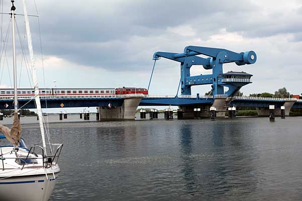 IC auf der Hubbrücke Wolgast