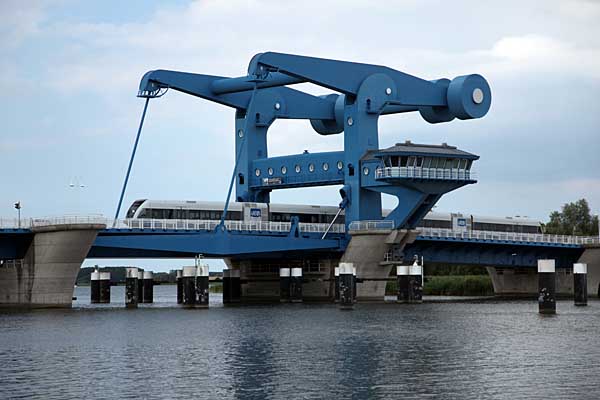 UBB-Triebwagen auf der Hubbrücke Wolgast