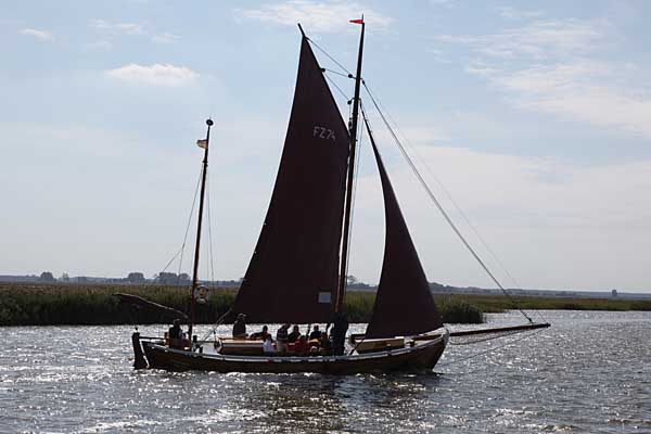 Mit dem Seglelboot hinaus